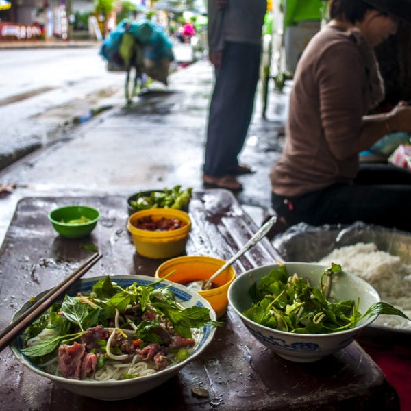 Vietnamesische Garküche mit Streetfood