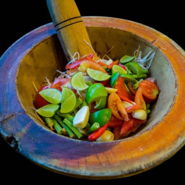 Mörser mit den Zutaten für den Som Tam