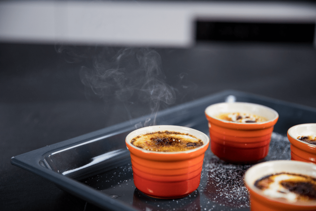 Rezept-Video: Crème brûlée selber machen! Heiße Karamellschicht | Entdeckermagazin Miomente