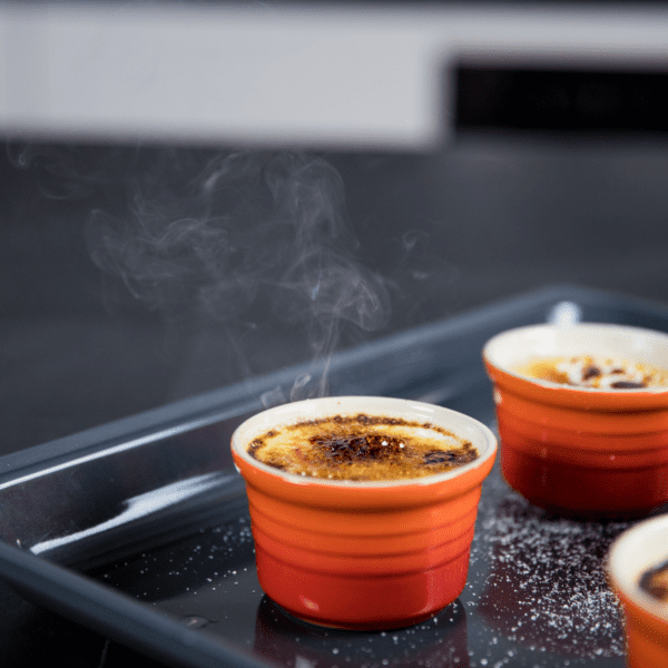 Rezept-Video: Crème brûlée selber machen! Heiße Karamellschicht | Entdeckermagazin Miomente