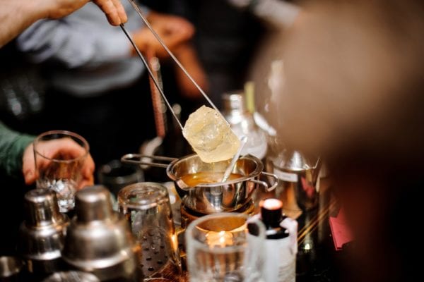 Bar-Equipment-Quiz: Was brauche ich für meine Hausbar: Eiszange | Entdeckermagazin Miomente