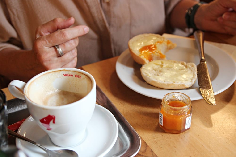 Semmel im Kaffee Hummel in Wien beim Gespräch mit Food-Trendforscherin Hanni Rützler | Entdeckermagazin Miomente