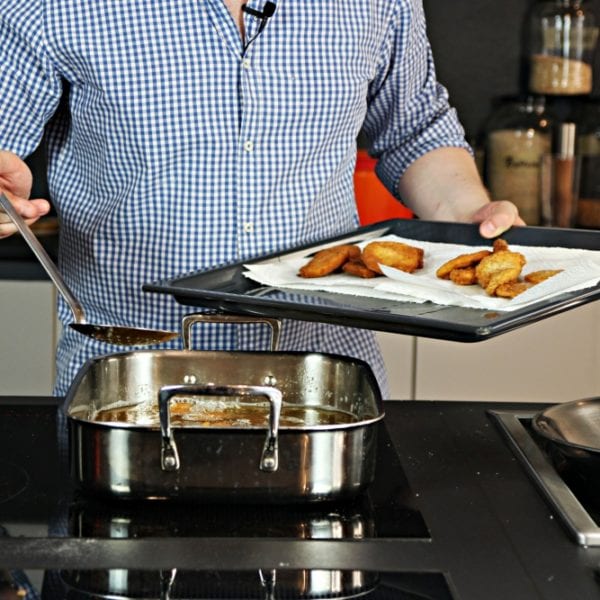 Rezept-Video für Kartoffelschnitzel - Julian Kutos frittiert Kartoffelschnitzel | Entdeckermagazin Miomente