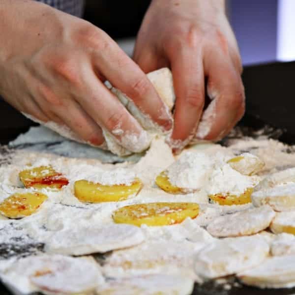 Rezept-Video für Kartoffelschnitzel von Julian Kutos aus Wien – Kartoffeln panieren | Entdeckermagazin Miomente