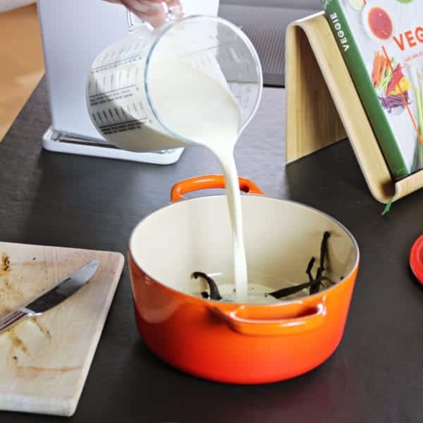 Rezept-Video: Crème brûlée selber machen – Sahne mit Vanille aufkochen | Entdeckermagazin Miomente