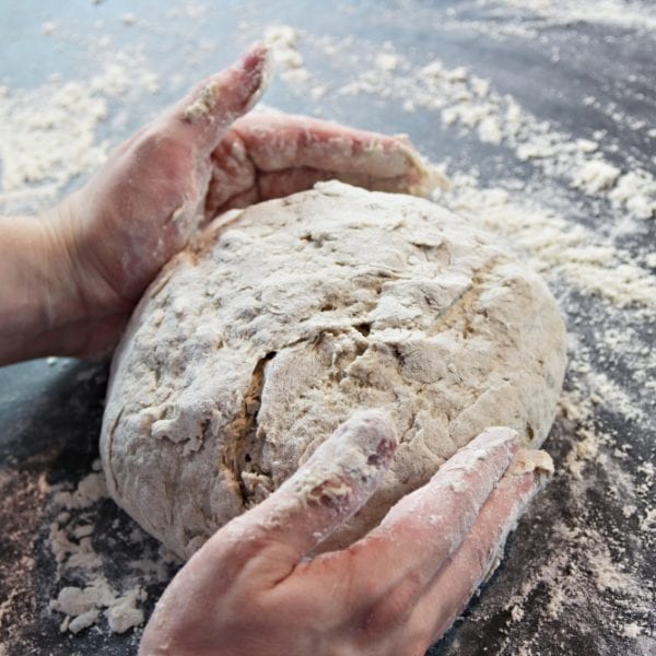 Koch Julian Kutos formt Brotlaib – Wie backe ich ein Bauernbrot? –Entdeckermagazin Miomente