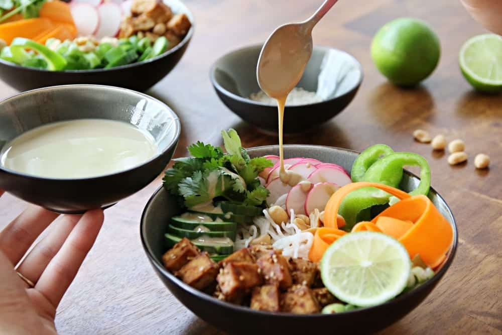 Buddha Bowl mit Sesamdip