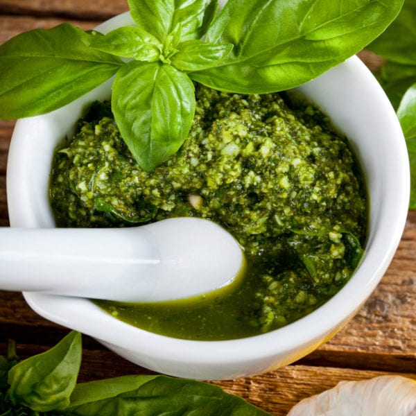 Pesto wird im Mörser zubereitet