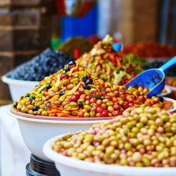 Auf einem Basar im Orient leuchten bunte Gewürzmischungen | Entdeckermagazin Miomente