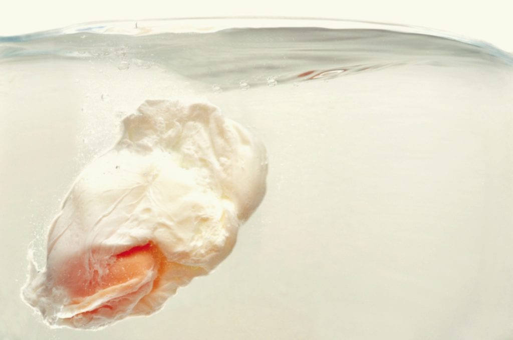 Wie pochiere ich ein Ei? Eine Schritt für Schritt-Anleitung - pochiertes Ei im Wasser | Entdeckermagazin Miomente