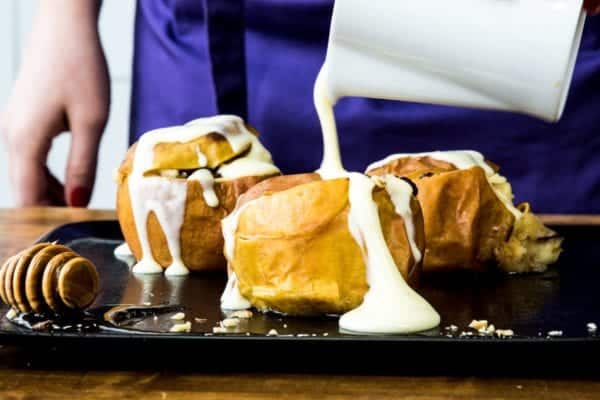 Heiße Bratäpfel mit Vanillesoße anrichten. Entdeckermagazin Miomente