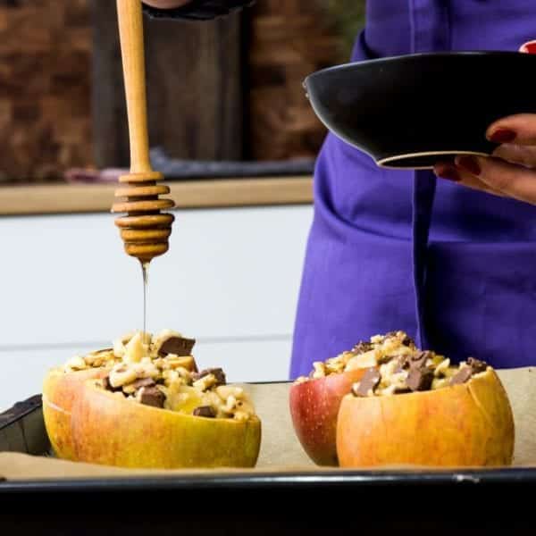 Bratäpfel mit Honig beträufeln. Entdeckermagazin Miomente