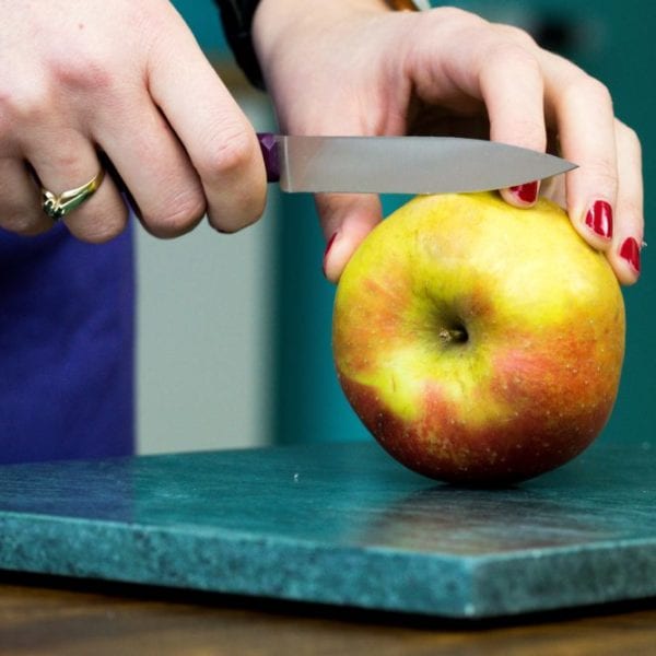 Boskop Äpfel schneiden. Entdeckermagazin Miomente