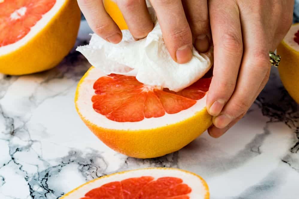 Grapefruit mit einem Küchentuch abtupfen. Rezept-Video im Entdeckermagazin Miomente