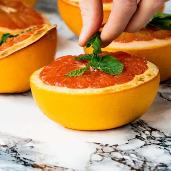 Grapfruithälften mit Minzeblättchen belegen | Entdeckermagazin Miomente
