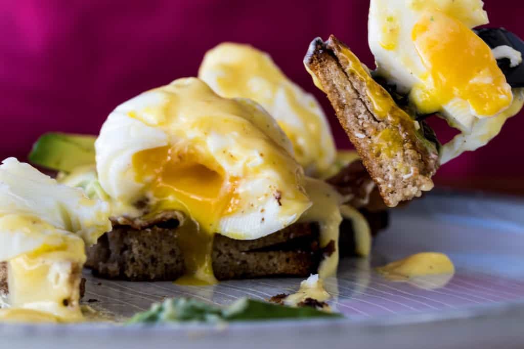 Rezept für Eggs Benedict mit Avocado und Bacon | Entdeckermagazin von Miomente