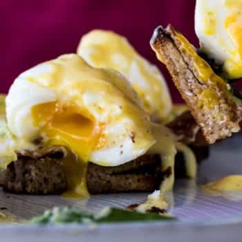 Rezept für Eggs Benedict mit Avocado und Bacon | Entdeckermagazin von Miomente