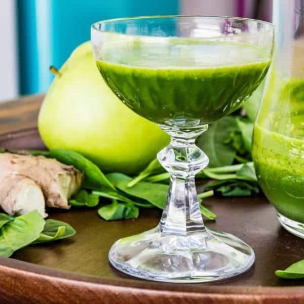 Grüner Ingwer-Shot mit Spinat & grünem Apfel