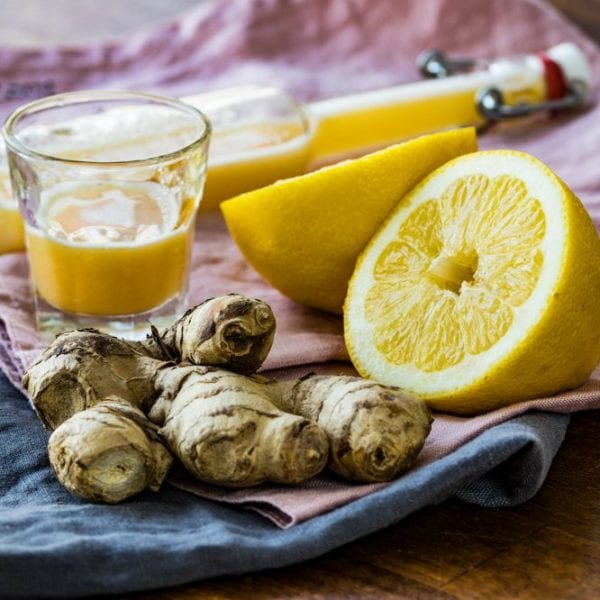 Klassischer Ingwer-Shot mit Zitrone