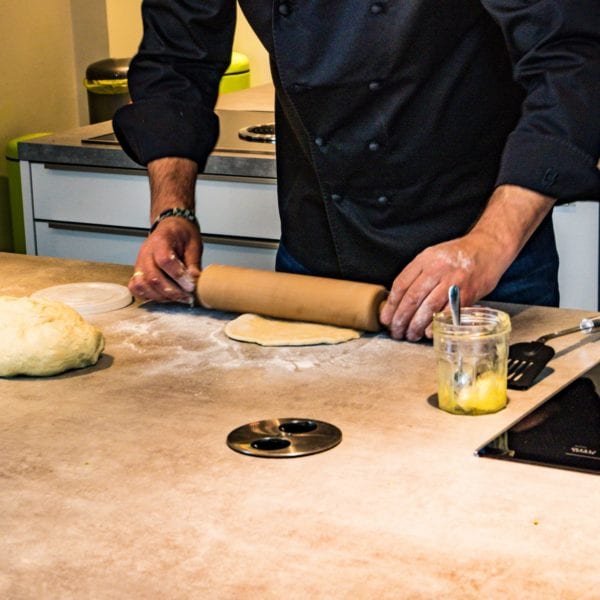 Koch Volker Dittmer macht Naan-Brot fürs Entdeckermagazin von Momente