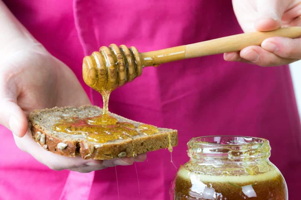 Veganer Löwenzahnhonig für dein Frühstücksbrot | Entdeckermagazin Miomente