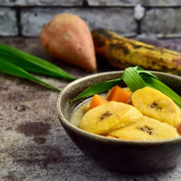 Kolak Pisang mit Pandanblättern