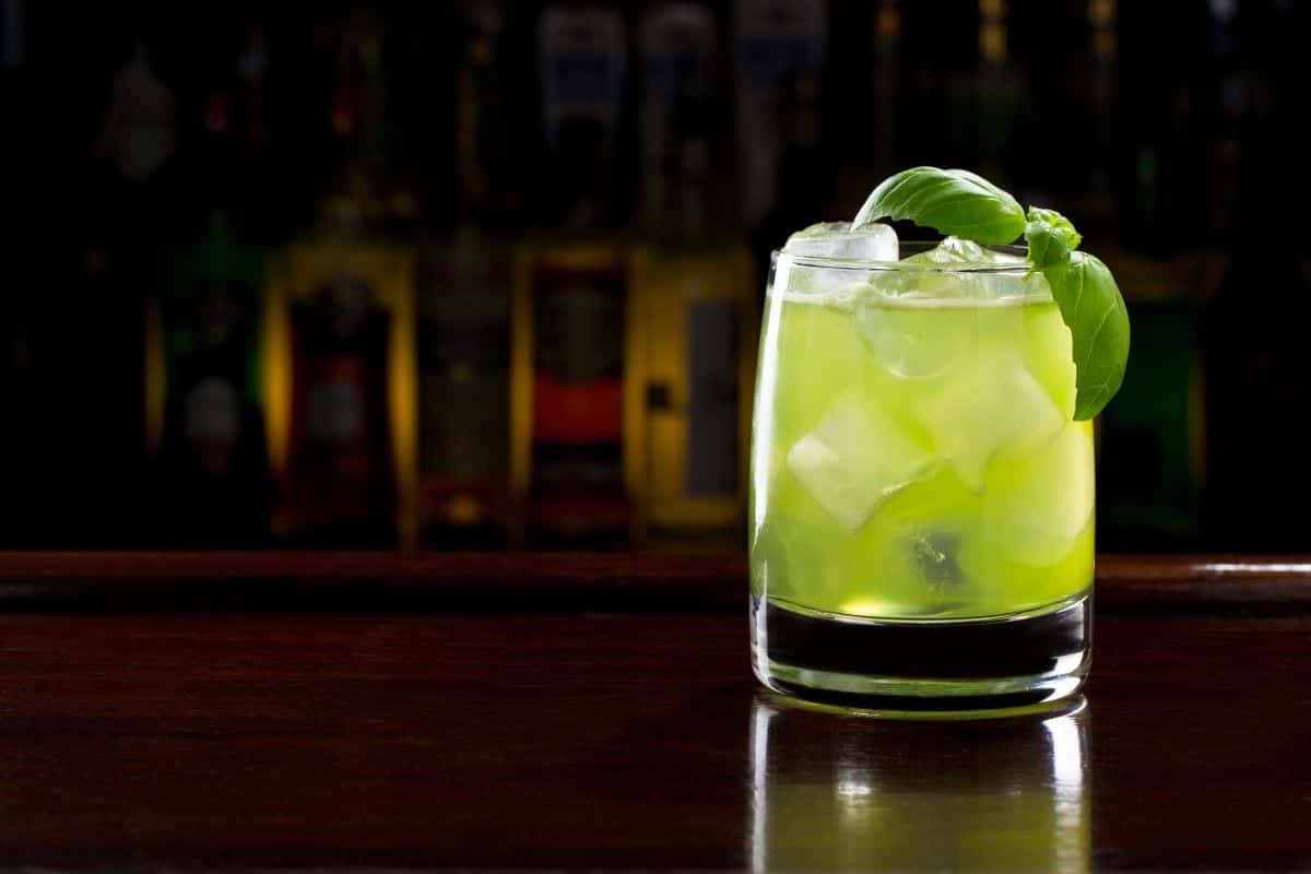 OriginalRezept für Gin Basil Smash frisch, duftig, grün funkelnd