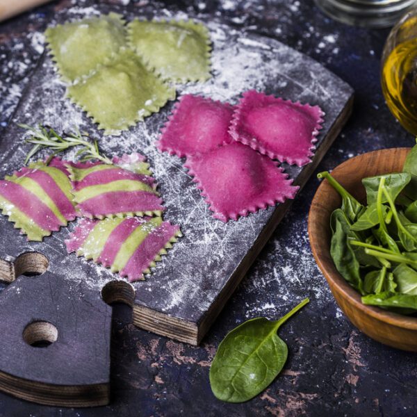 Bunte Pasta mit rote Beete, Spinat und Tintenfischtinte
