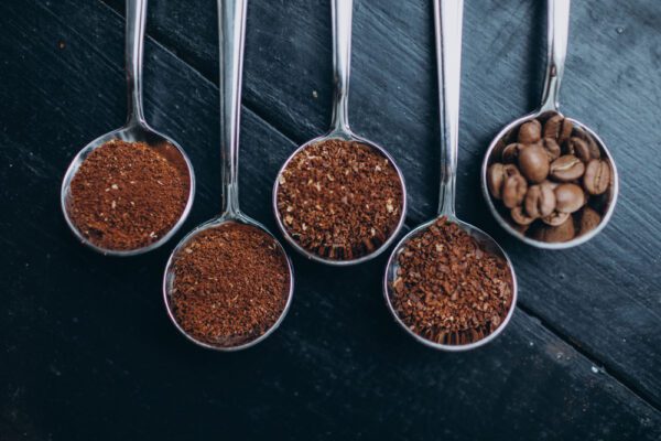 Kaffeebohnen und verschiedene Mahlgrade