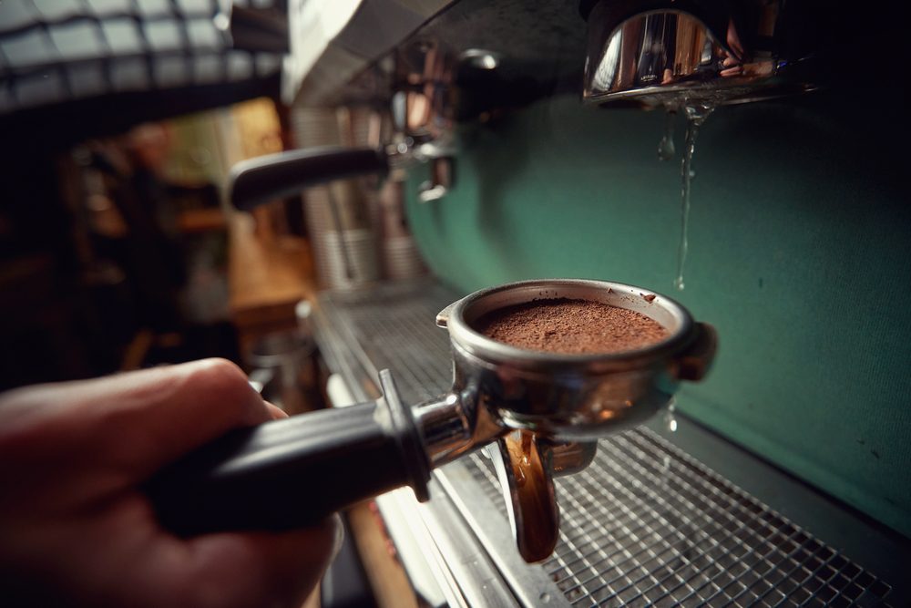 Fein gemahlener Kaffee im Brühsieb