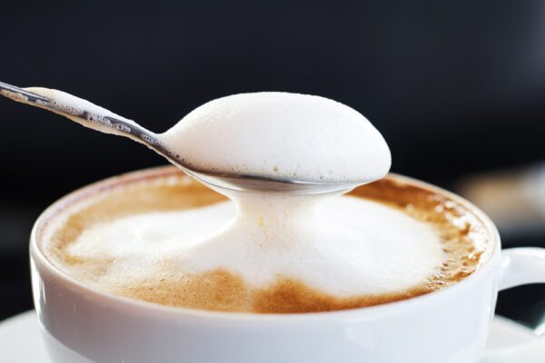 Kaffeetasse mit aufgeschäumter Milch