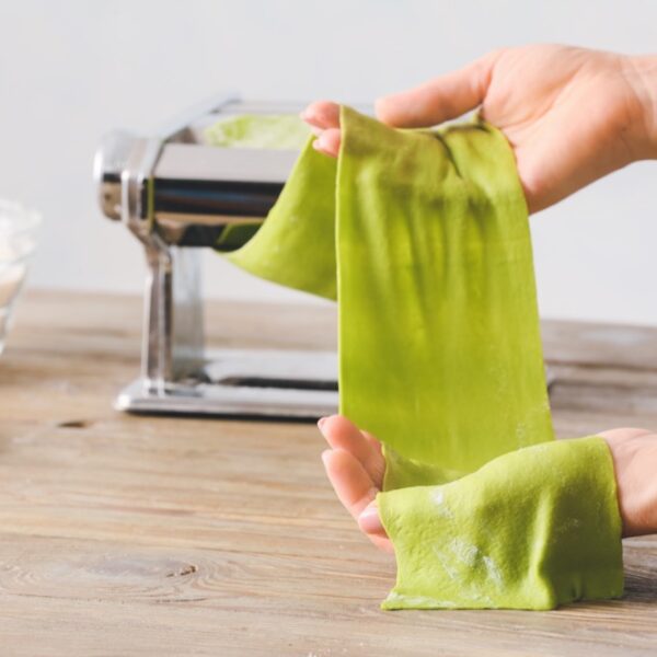 Pasta mit der Nudelmaschine ausgerollt