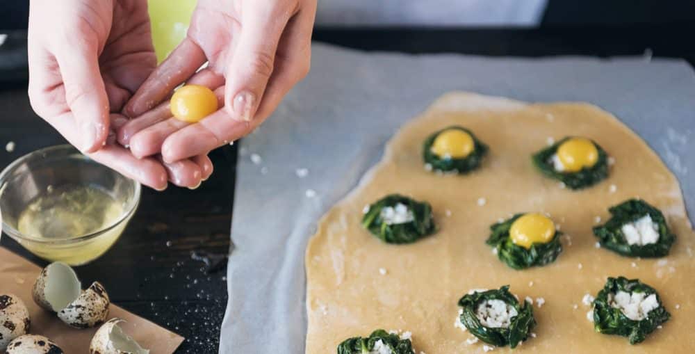 Wachteleier vorsichtig trennen