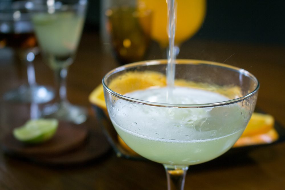 Daiquiri durch Barsieb abgießen