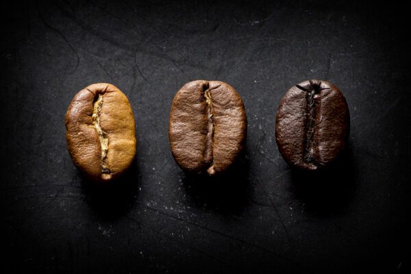 Verschiedene Röstgrade von Kaffeebohnen