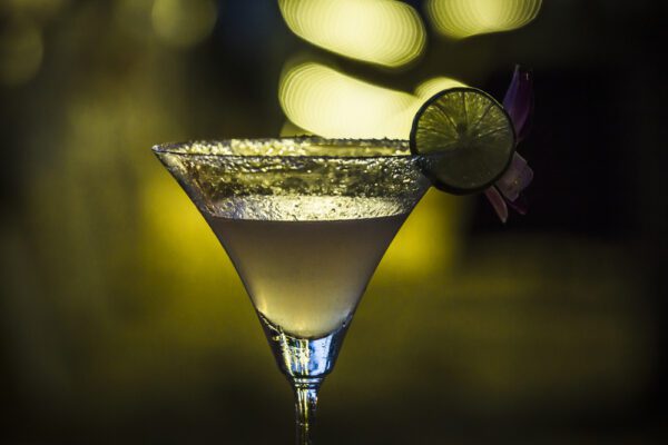 Margarita im Cocktailglas mit Limette