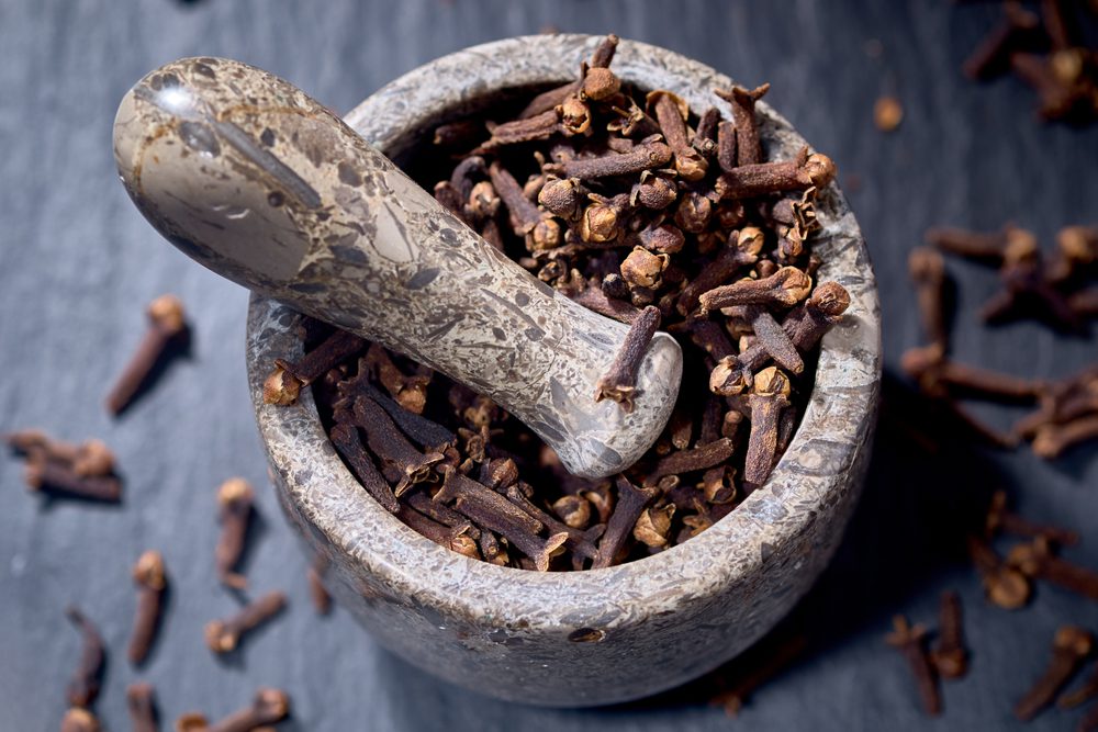 Gewürze im Steinmörser zerkleinern