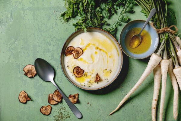 Petersilienwurzelsuppe mit Thymian und Soeck