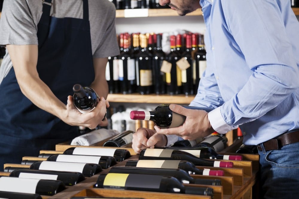 Weinhändler berät Kunden