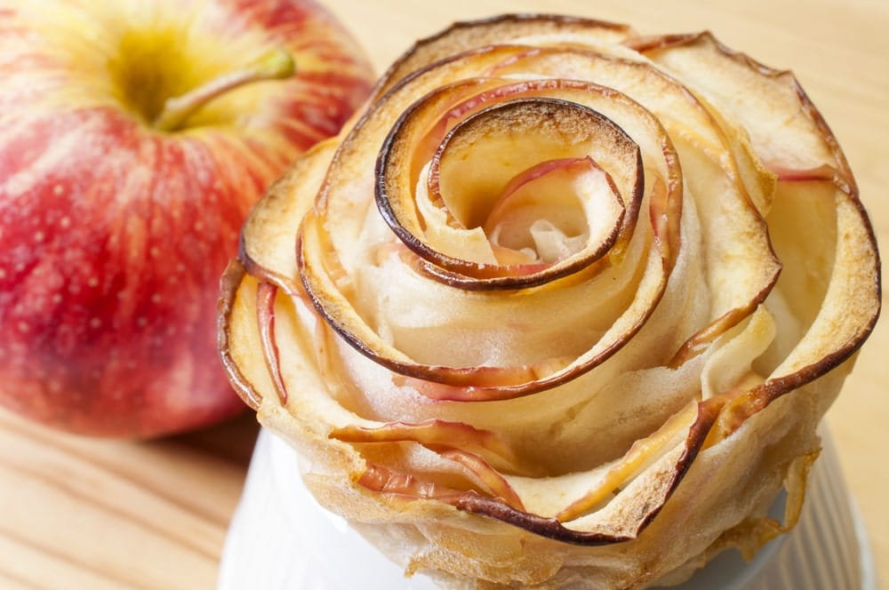 Ein Apfel und eine Kuchenrosette