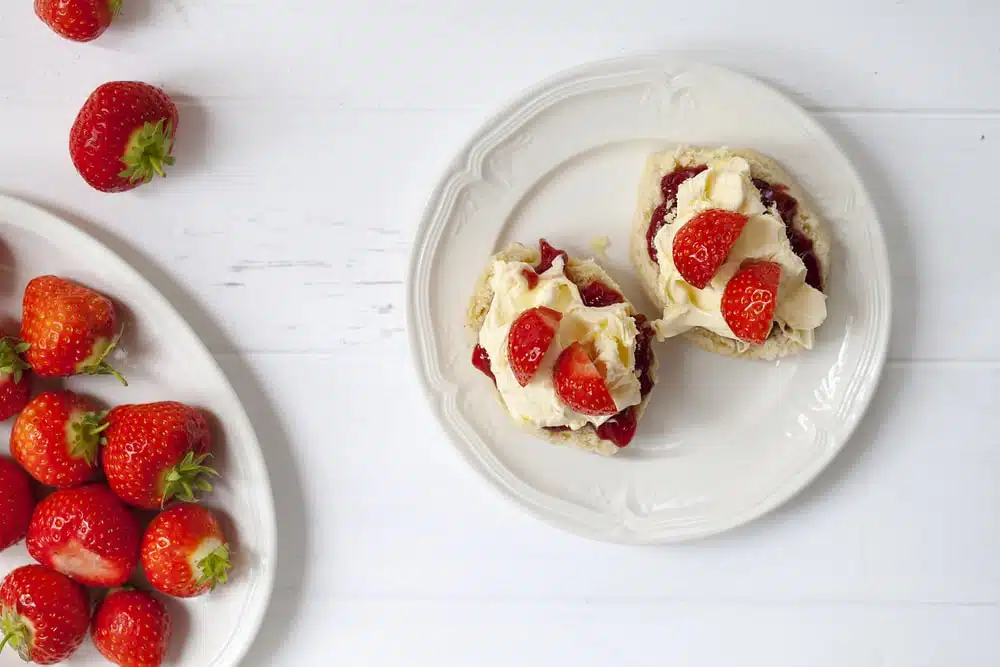 Erdbeeren und Clotted Cream