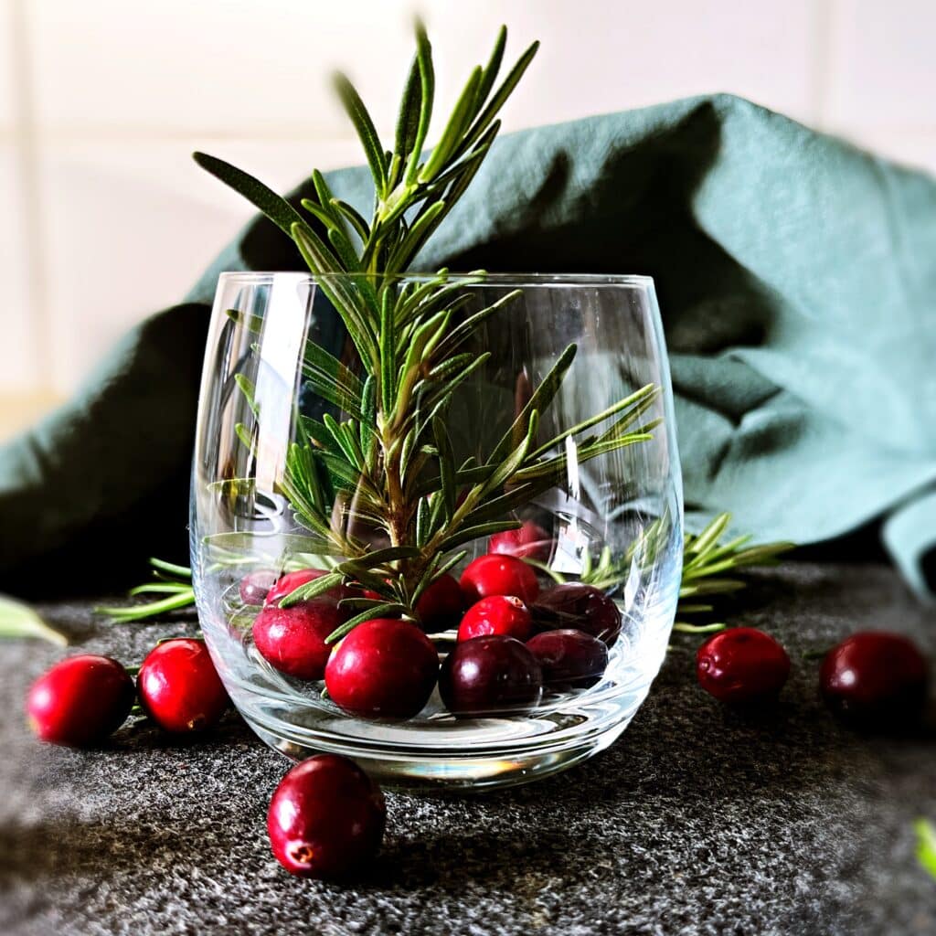 Der Snow Globe: Ein Wintercocktail mit Rosmarin und Cranberries