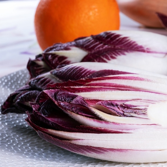 Cremiges Risotto mit Radicchio, Walnüssen und einer Schaumschicht aus frischem Orangensaft