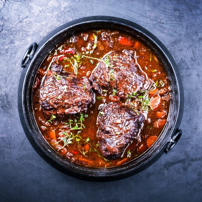 Geschmorte Rinderbäckchen in Rotweinsauce mit Karotten und Kräutern