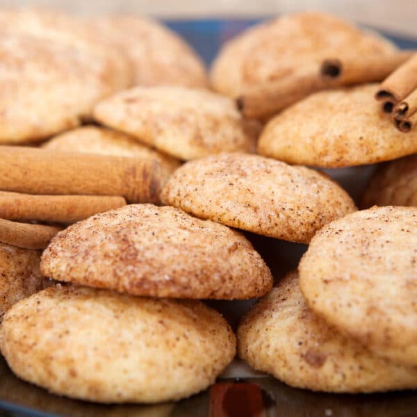 Snickerdoodles – weiche, zimtige Kekse mit einem knusprigen Zimt-Zuckerüberzug.