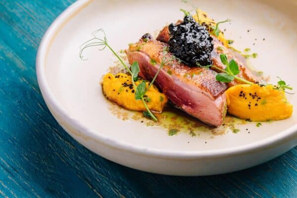 Rosa gebratene Entenbrust mit Cassis-Sauce und Selleriepüree – Festliches Rezept.