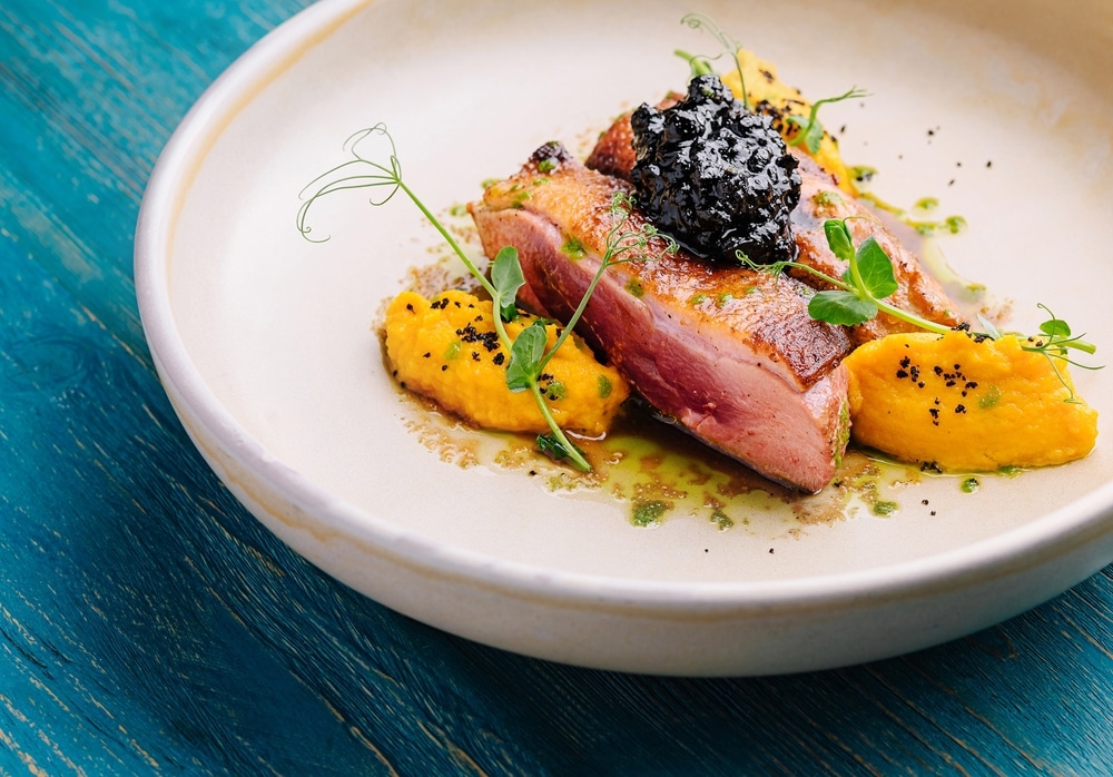 Rosa gebratene Entenbrust mit Cassis-Sauce und Selleriepüree – Festliches Rezept.