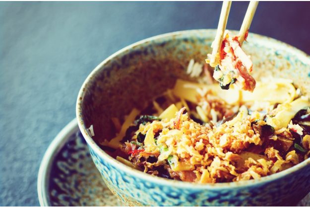 Kulinarische Reise nach Fernost – Fertiges Reisgericht