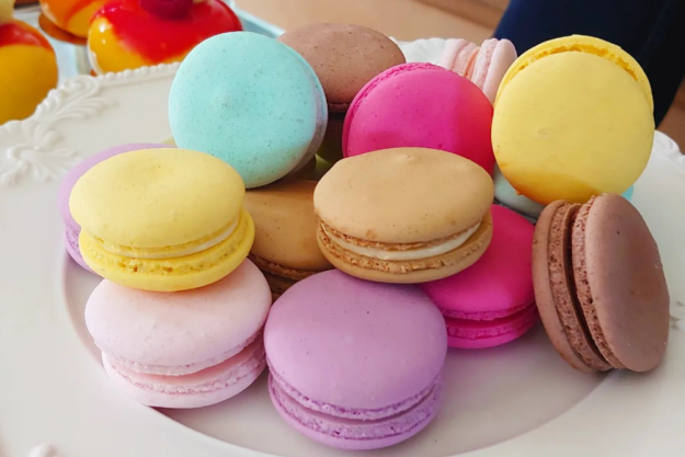 Macarons-Kurs Köln – Macarons auf Teller