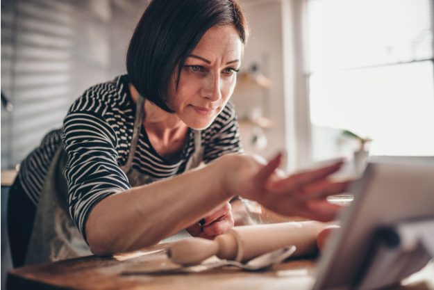 Online Kochkurs – Frau kocht am Tablet mit 